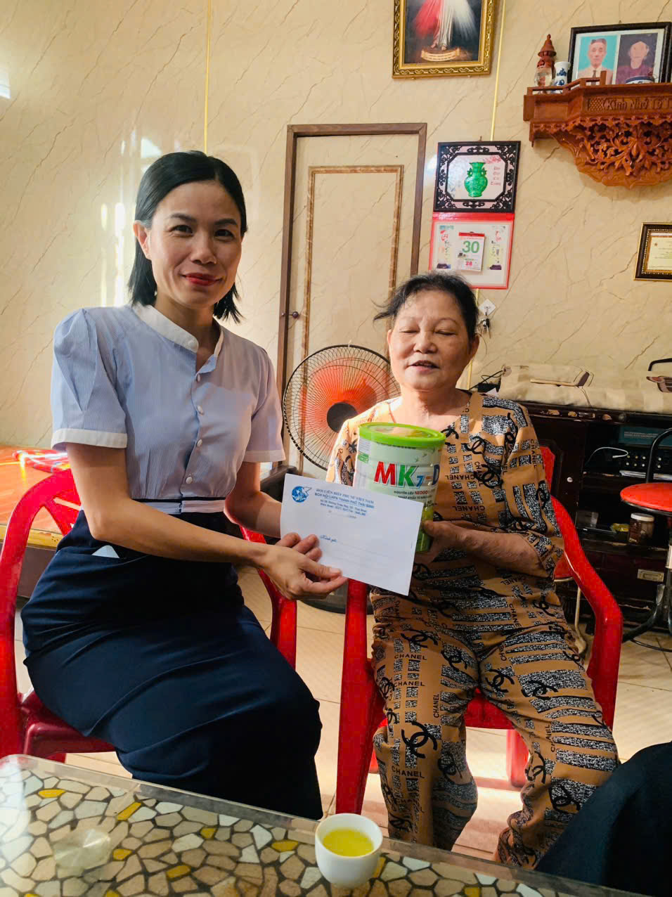 Hội LHPN động viên hội viên thuộc đối tượng Người cao tuổi có hoàn cảnh khó khăn nhân Tháng hành động về người cao tuổi Việt Nam