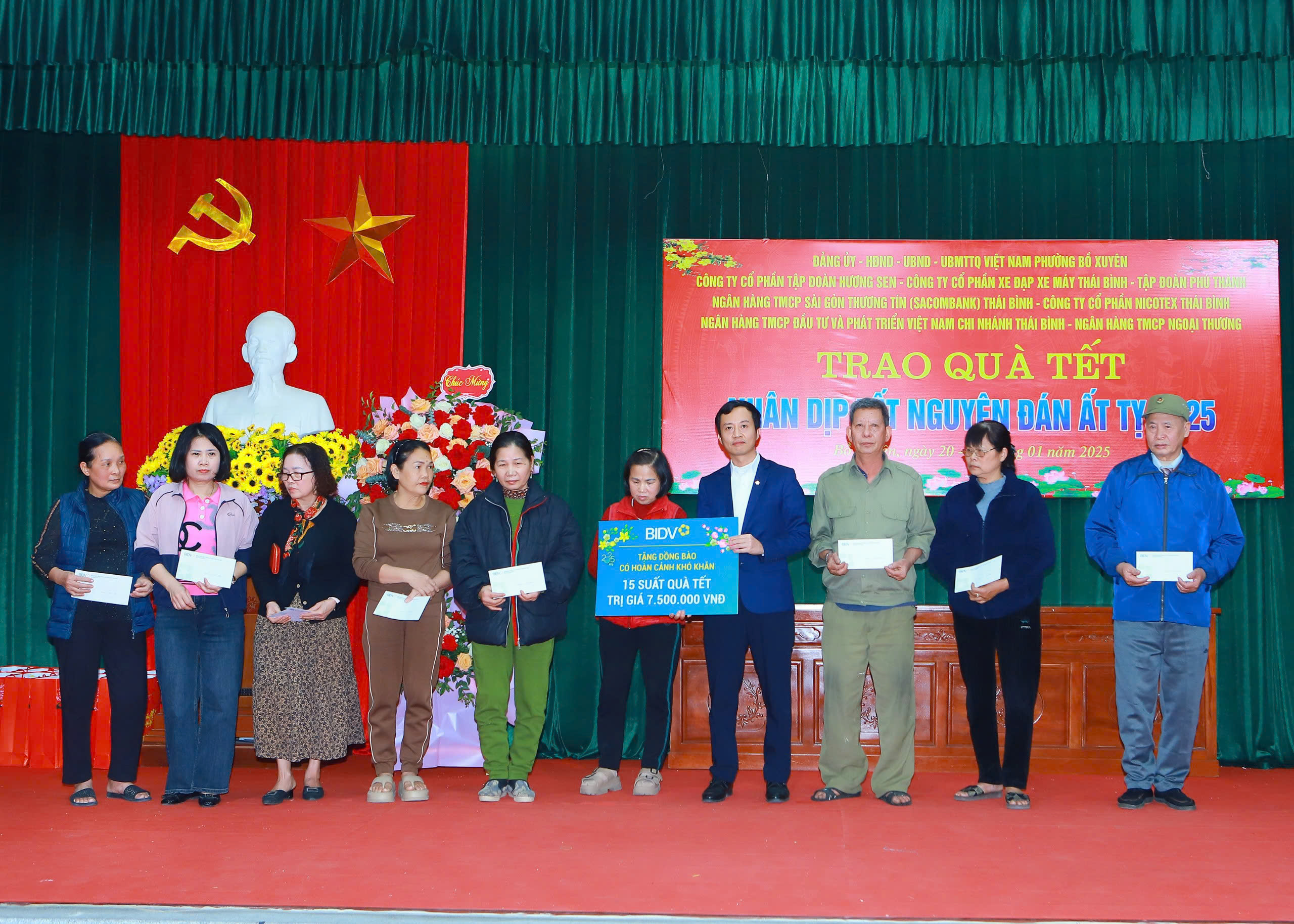 Phường Bồ Xuyên trao quà Tết cho hộ nghèo và người có hoàn cảnh khó khăn