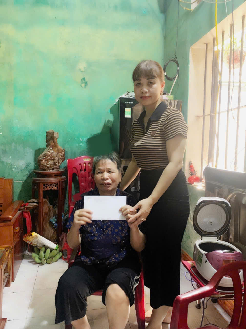 Hội LHPN phối hợp với Hội CTĐ phường thăm,tặng quà hội viên có hoàn cảnh đặc biệt khó khăn