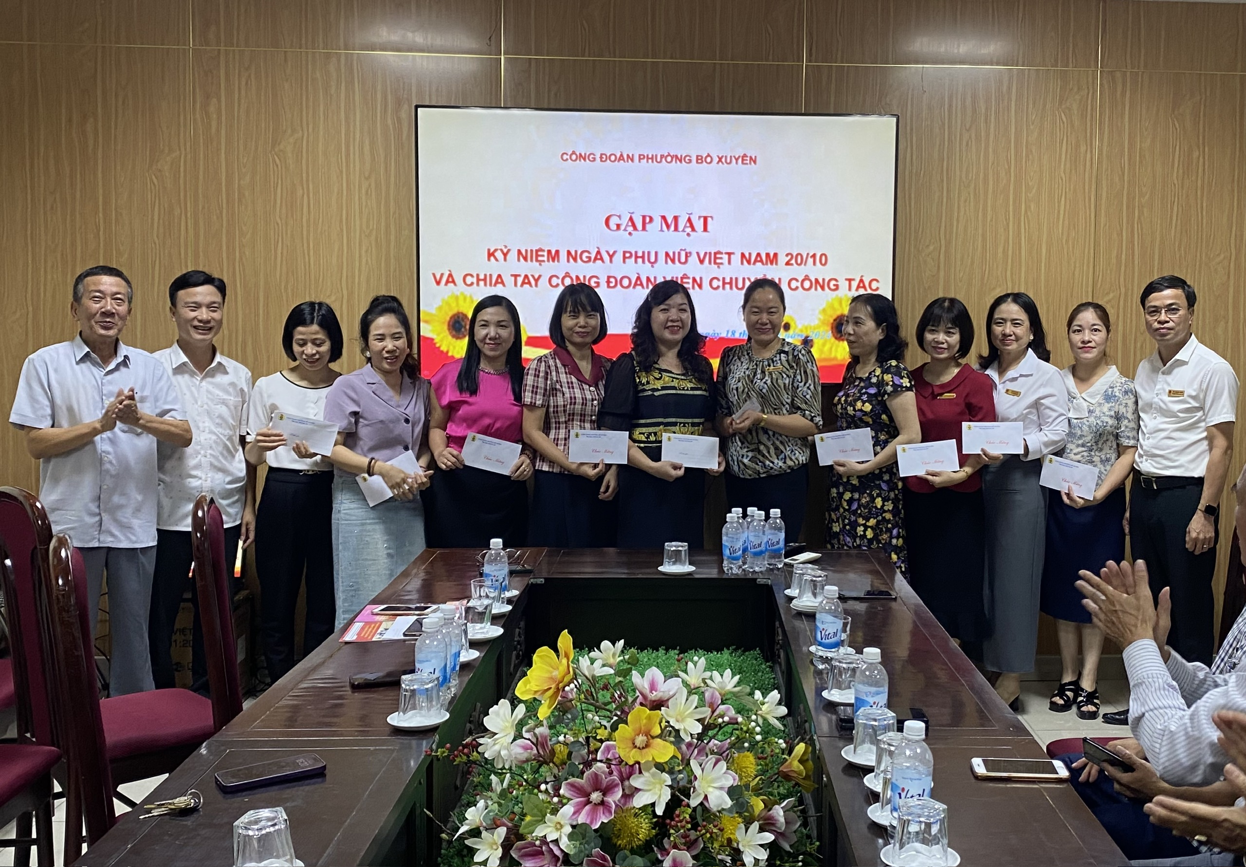 Gặp mặt ngày Phụ nữ Việt Nam