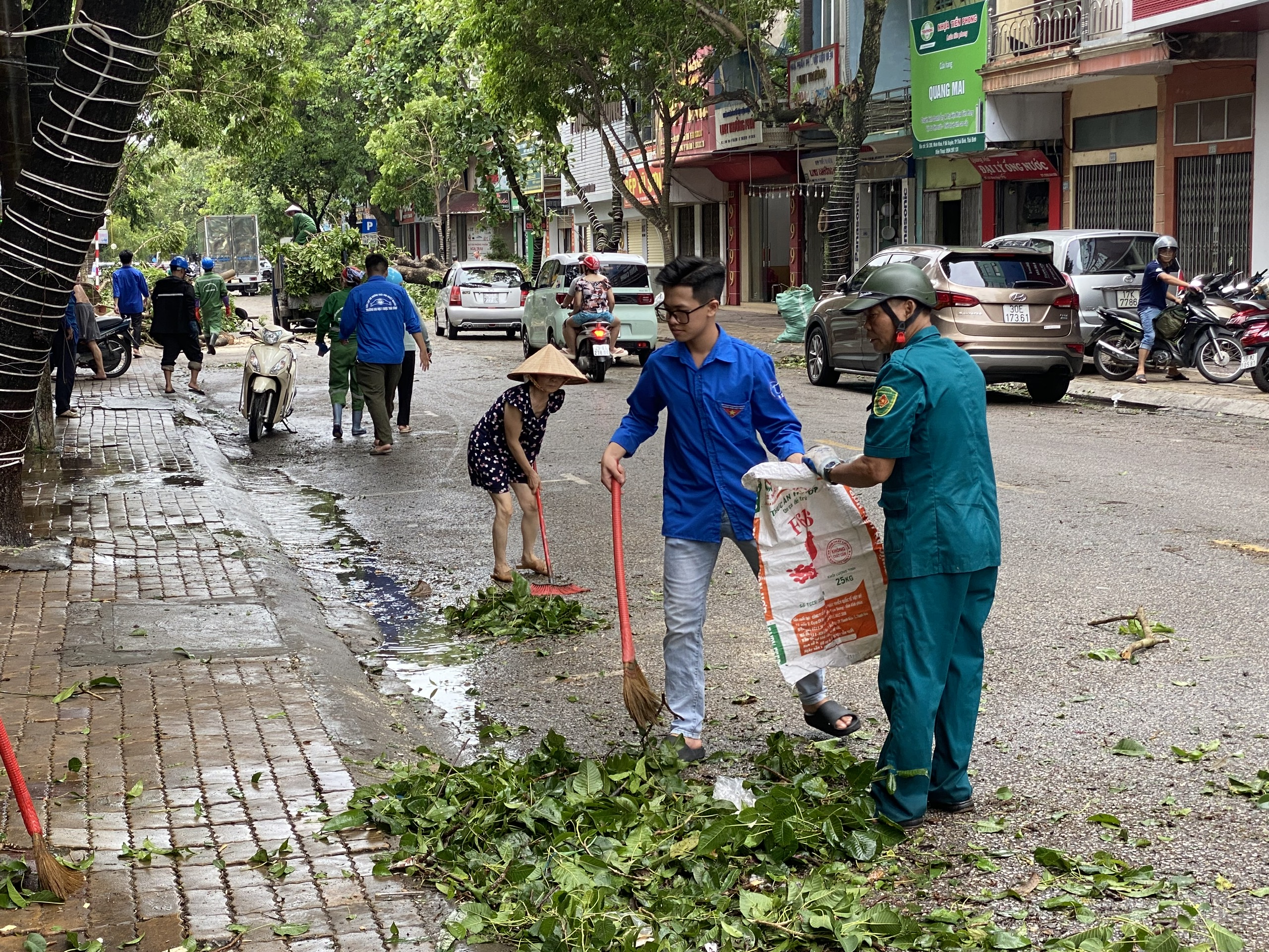 ĐVTN phường Bồ Xuyên tham gia khắc phục hậu quả bão số 3